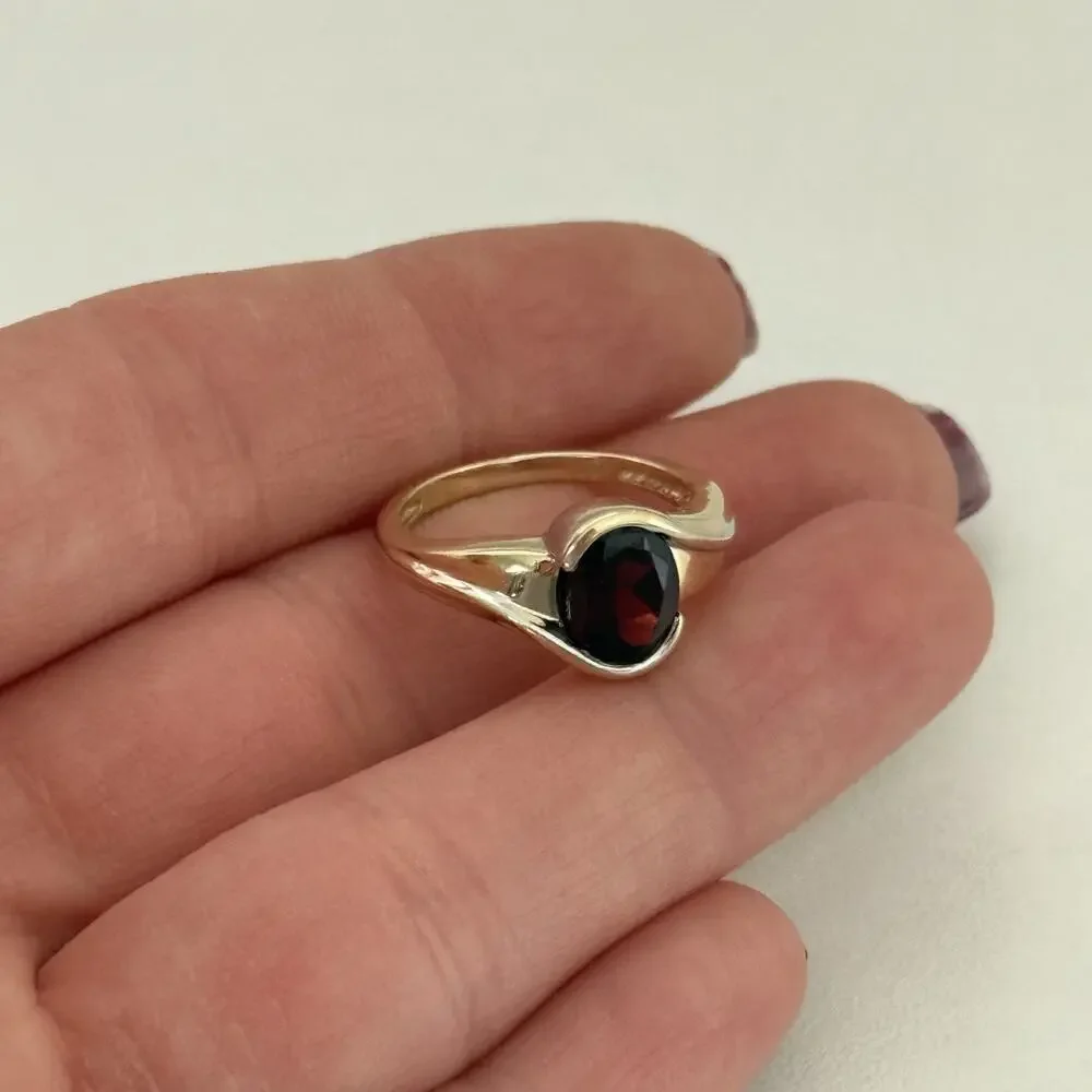14K Gold Garnet Gemstone Solitaire Band Ring Size 4.5